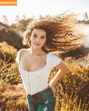 Sofie Dossi photo #0095