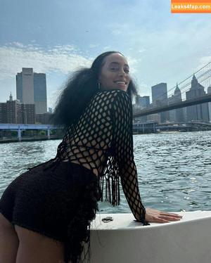 Solange Knowle photo #0007