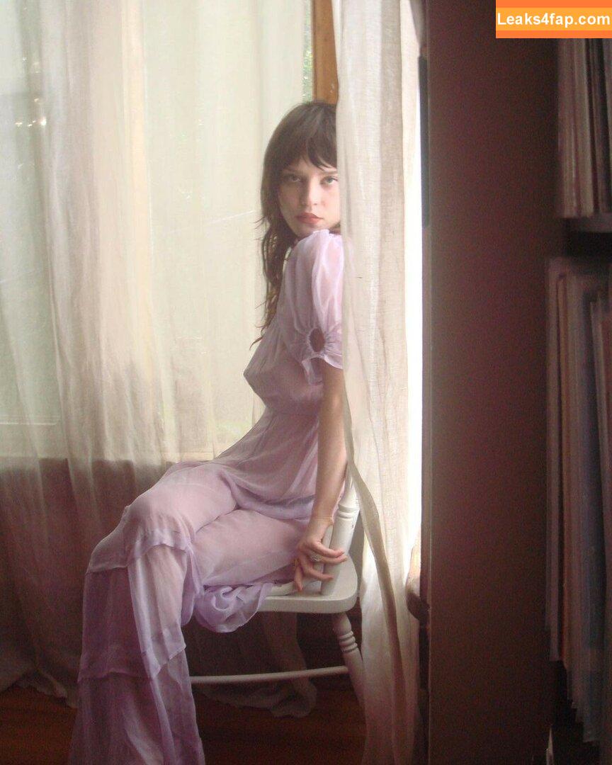 Sophie Thatcher / soapy.t слитое фото фото #0033