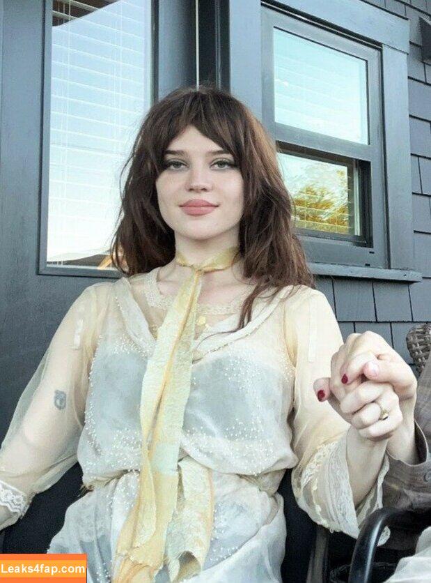 Sophie Thatcher / soapy.t leaked photo photo #0062