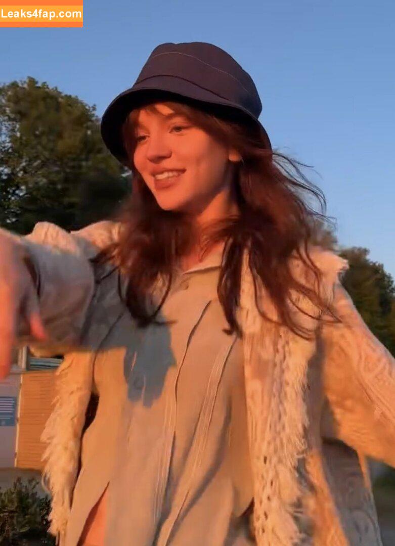 Sophie Thatcher / soapy.t leaked photo photo #0218