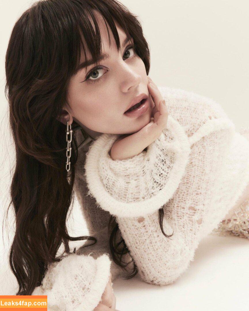 Sophie Thatcher / soapy.t leaked photo photo #0392