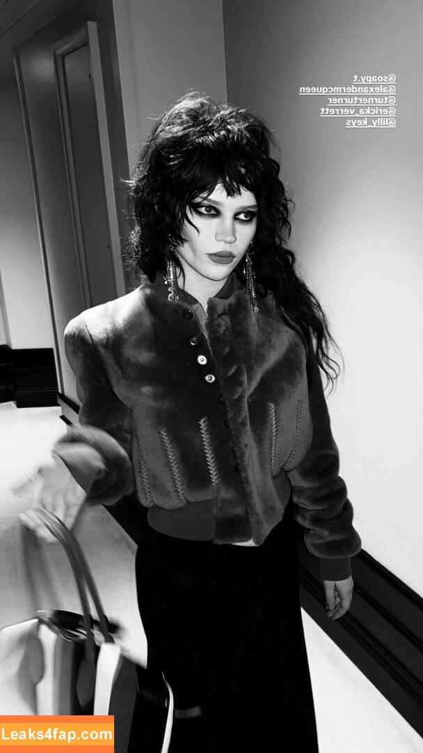 Sophie Thatcher / https: / soapy.t / sophie_thatcher слитое фото фото #0718