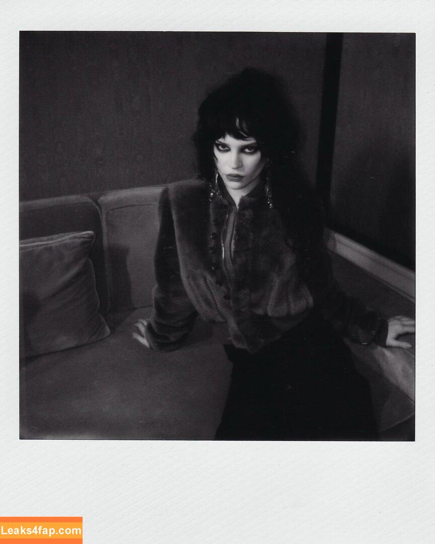 Sophie Thatcher / https: / soapy.t / sophie_thatcher слитое фото фото #0719