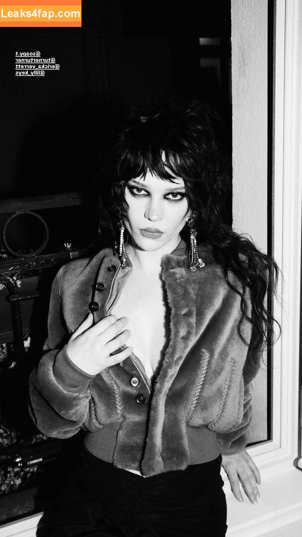 Sophie Thatcher / https: / soapy.t / sophie_thatcher leaked photo photo #0728