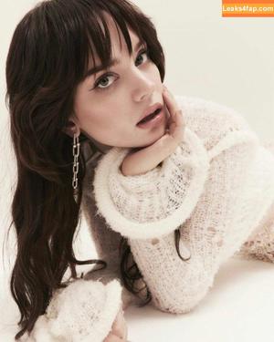 Sophie Thatcher фото #0010