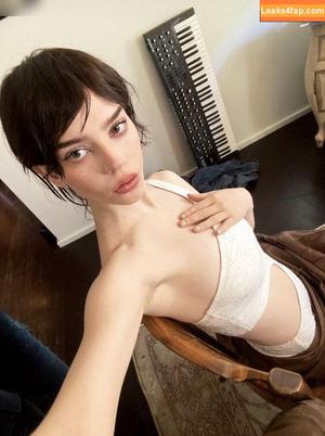 Sophie Thatcher photo #0119