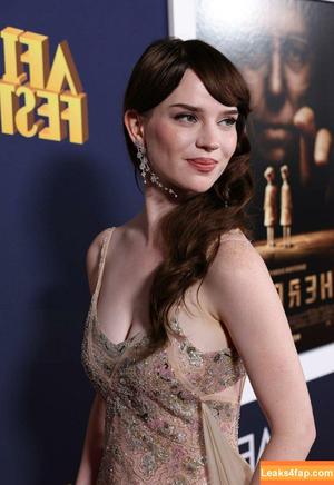 Sophie Thatcher photo #0232