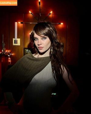 Sophie Thatcher photo #0268