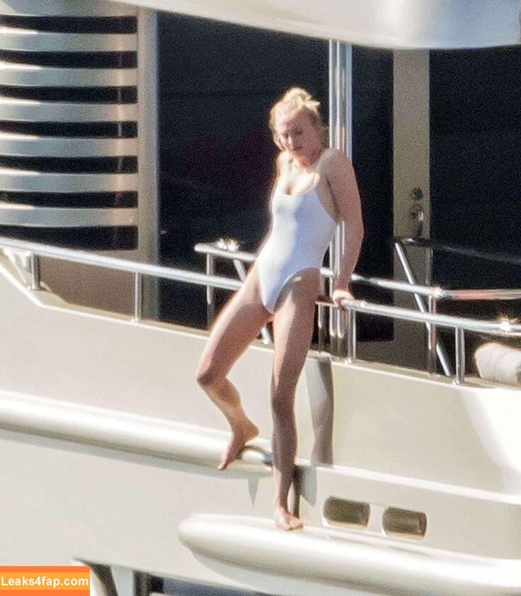 sophieturner /  leaked photo photo #0004