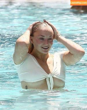 sophieturner фото #0006