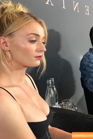 sophieturner фото #0016