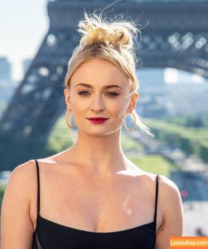 sophieturner фото #0025