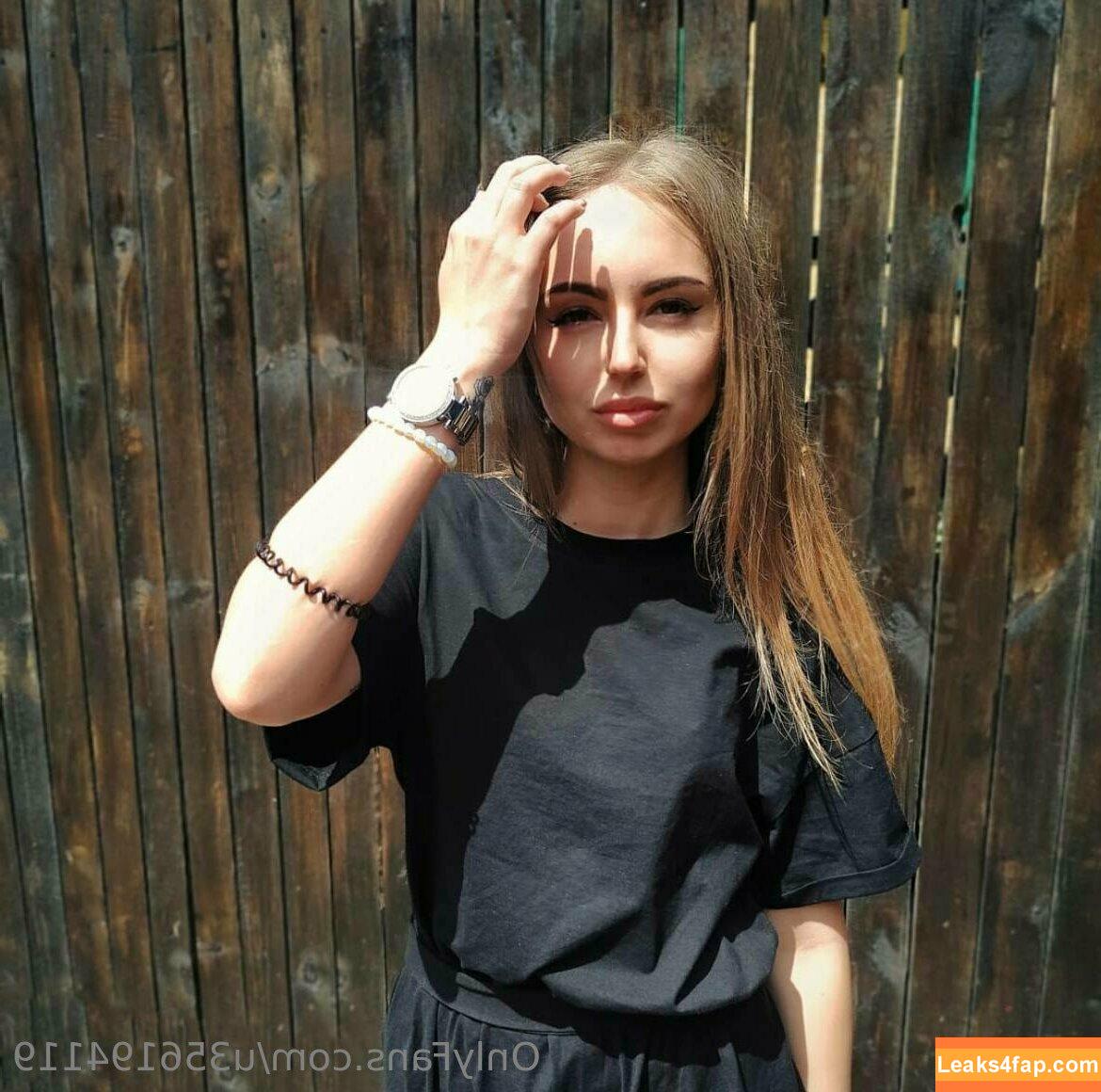 star_roxy / thescarlettfam leaked photo photo #0017