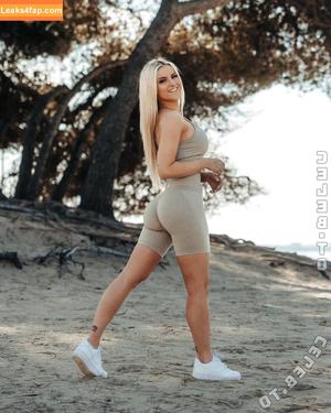 Stefanie Sutton photo #0115