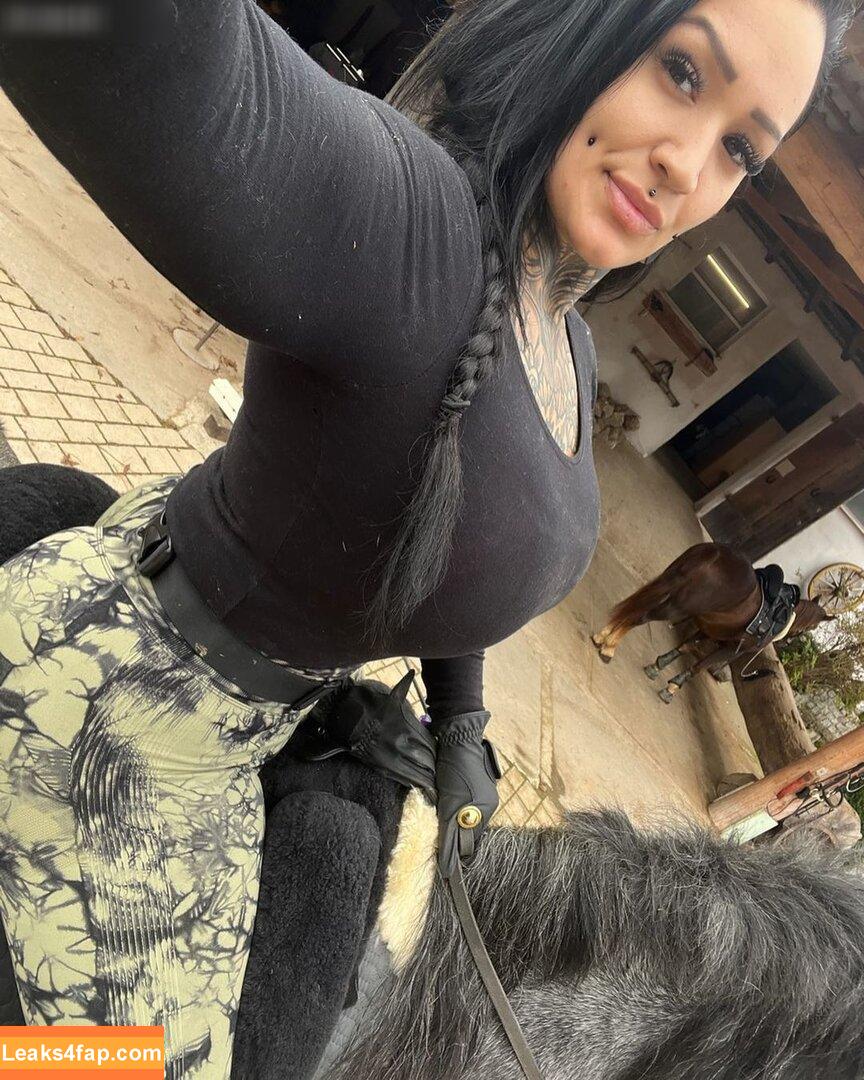 Stifflersmom / officialstifflersmom / stifflersmomofficial leaked photo photo #0046