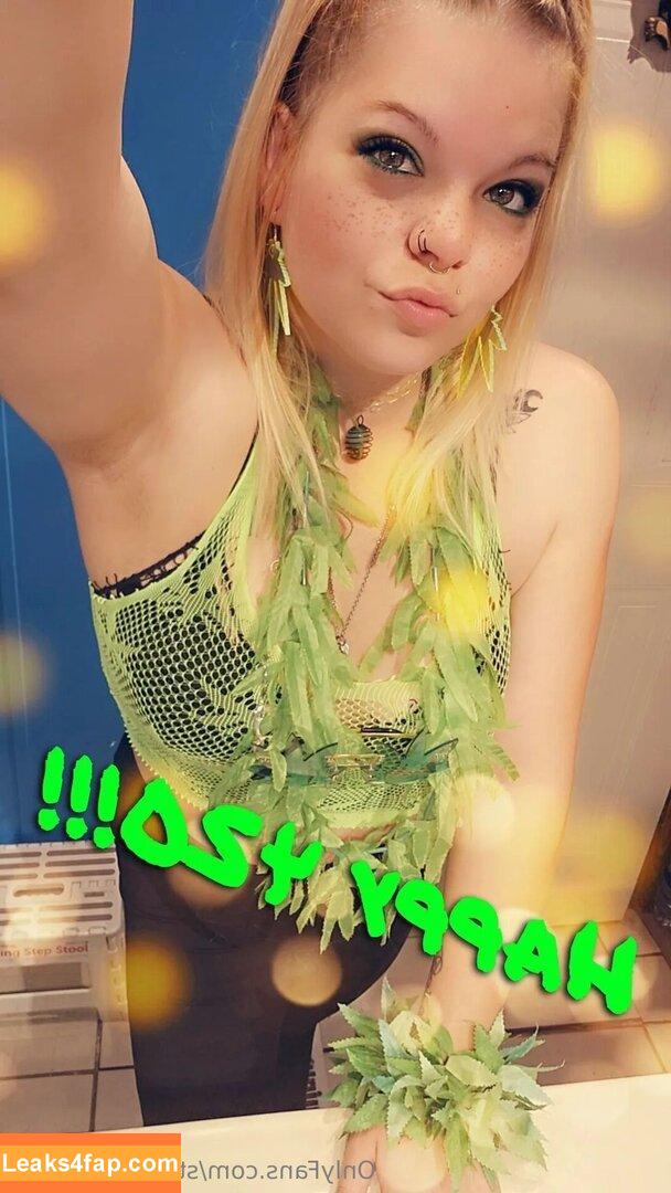 stoner.420chick /  leaked photo photo #0053