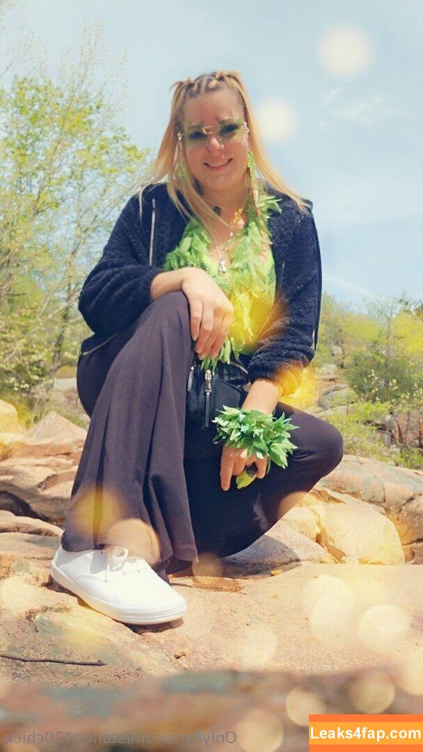 stoner.420chick /  leaked photo photo #0056