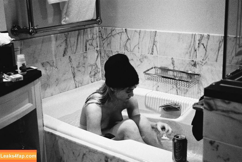 Suki Waterhouse / sukiwaterhouse слитое фото фото #0026