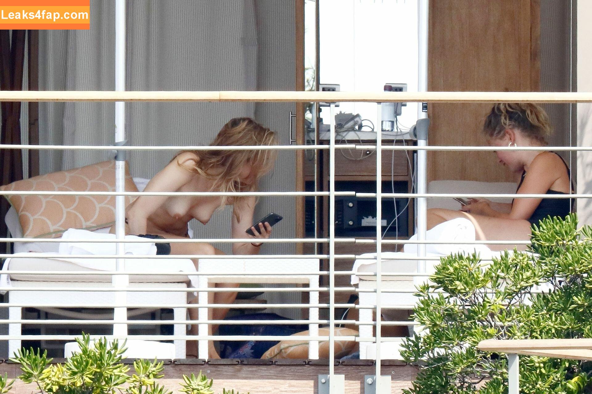 Suki Waterhouse / sukiwaterhouse слитое фото фото #0062