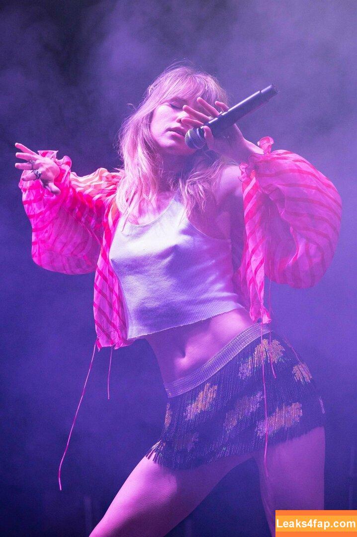 Suki Waterhouse / sukiwaterhouse слитое фото фото #0120