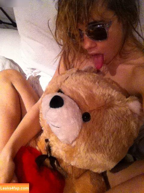 Suki Waterhouse / sukiwaterhouse слитое фото фото #0200