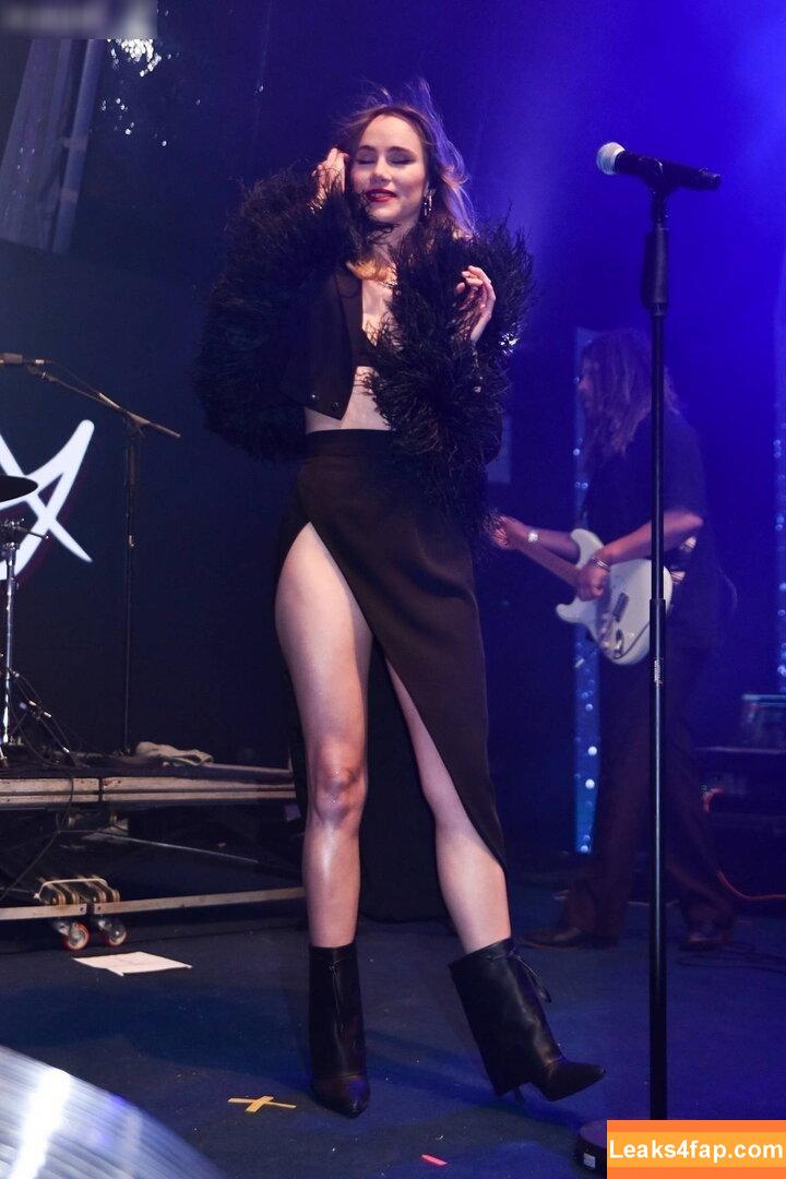 Suki Waterhouse / sukiwaterhouse leaked photo photo #0515