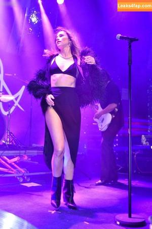 Suki Waterhouse photo #0523