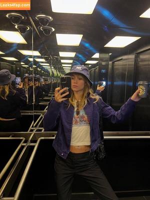 Suki Waterhouse photo #0573