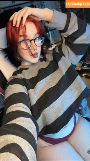 sylvieexo photo #0090
