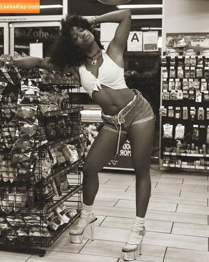 SZA photo #0030