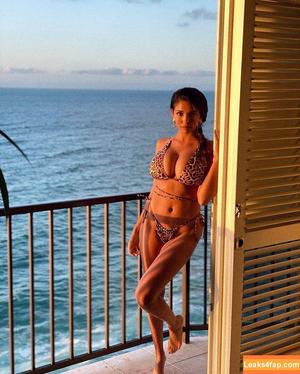 Tara Yazdi photo #0070