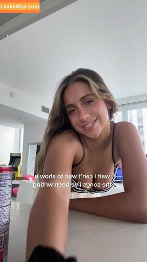 Tate McRae photo #0045