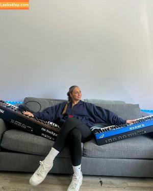 Tate McRae photo #0082