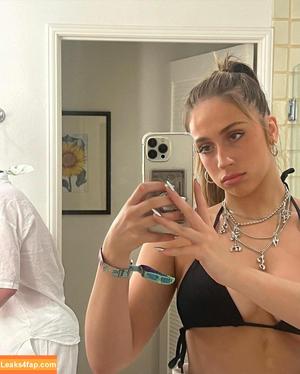 Tate McRae photo #0089