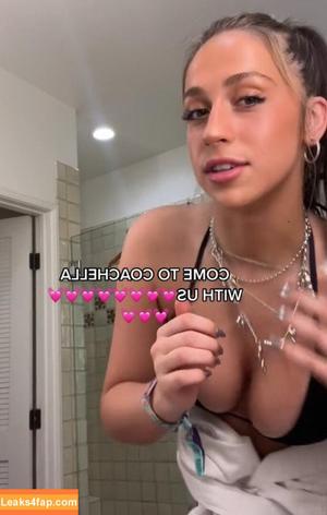 Tate McRae photo #0093