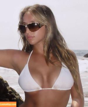 Tate McRae photo #0142