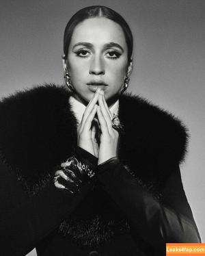 Tate McRae photo #0149