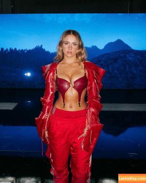 Tate McRae photo #0297