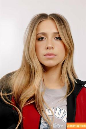 Tate McRae photo #0325