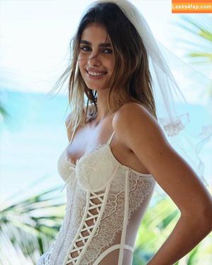 Taylor Hill photo #0003