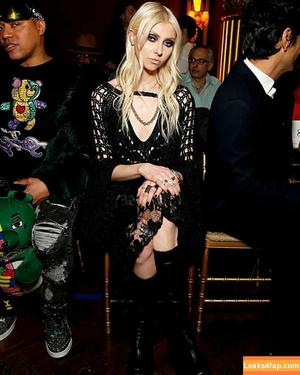 Taylor Momsen photo #0200