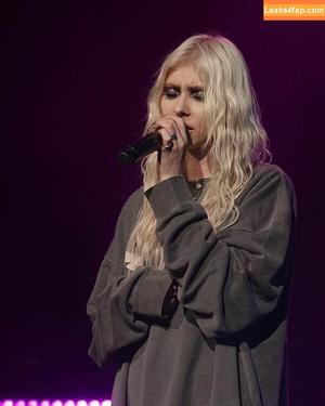 Taylor Momsen photo #0374