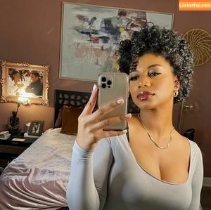Taylor Rooks photo #0004