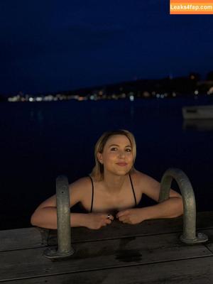 Taylor Tomlinson photo #0195