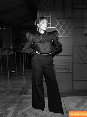 Taylor Tomlinson photo #0201