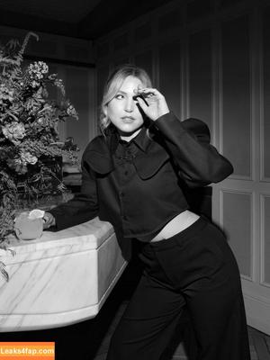 Taylor Tomlinson photo #0202