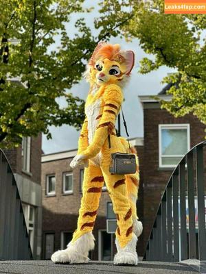 thatyellowkitty photo #0097