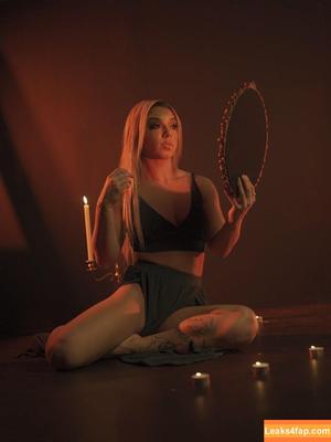 Thea Hail photo #0327