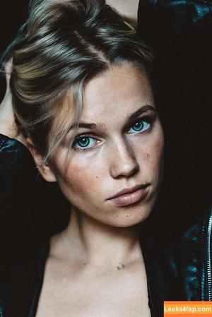 Thea Sofie photo #0012